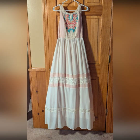 Bohemian Maxi Dress with Embroidered Detail - Picture 1 of 9